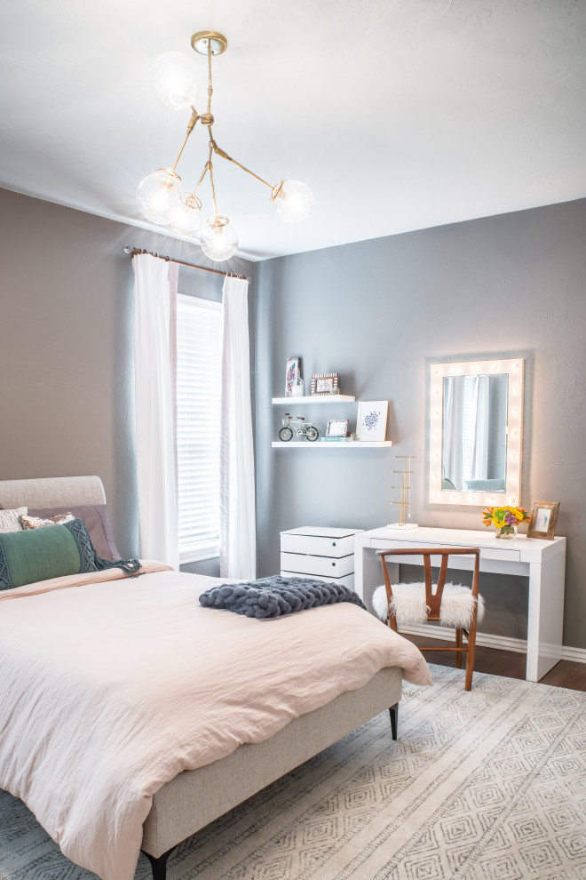 Ejemplo de dormitorio infantil blanco contemporáneo de tamaño medio con paredes grises, suelo de madera en tonos medios y suelo marrón