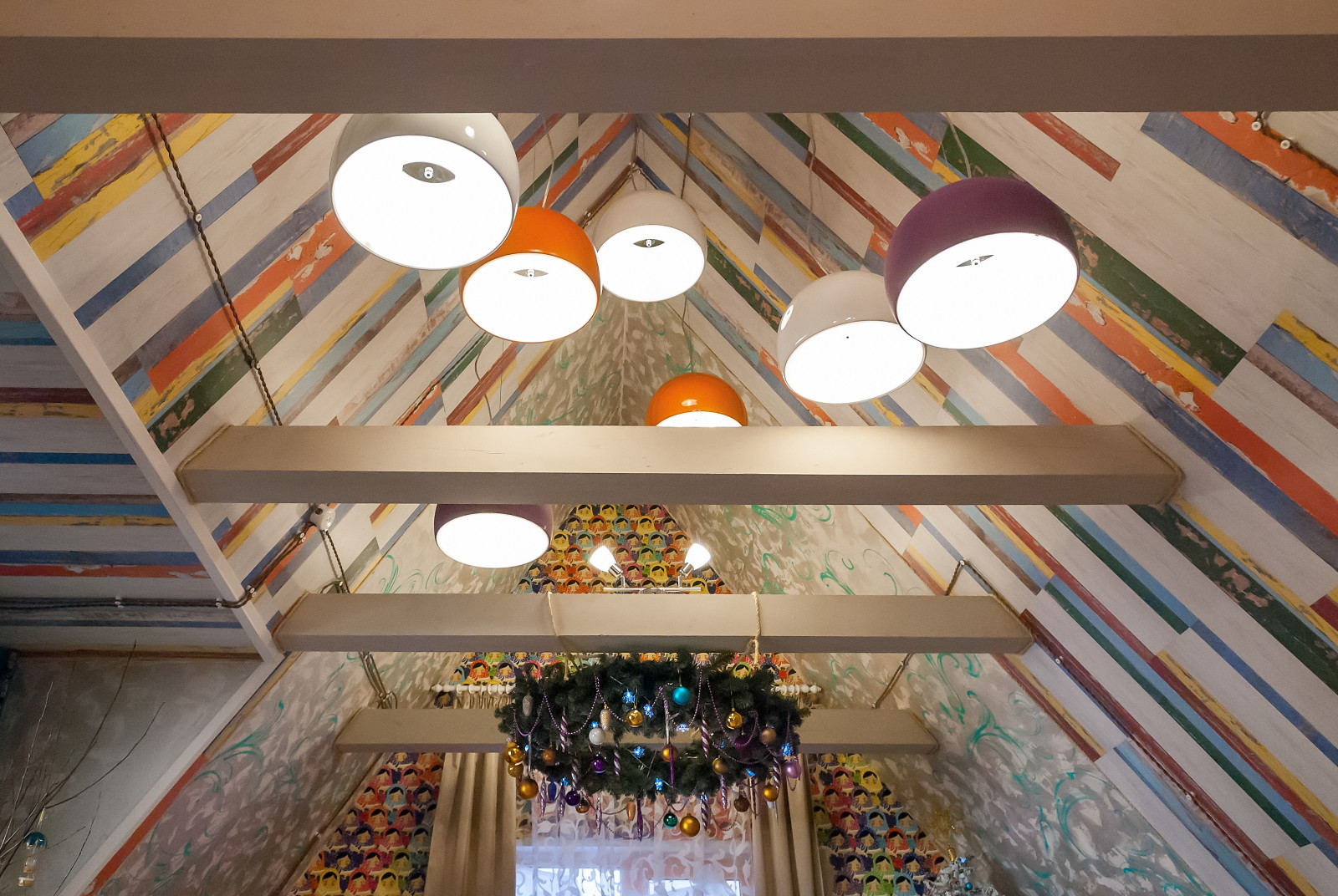 Яркие стены