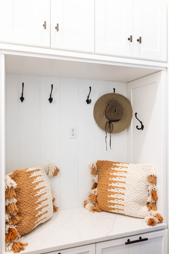 Exempel på en klassisk vita parallell vitt tvättstuga, med en undermonterad diskho, skåp i shakerstil, vita skåp, vita väggar, klinkergolv i terrakotta, en tvättmaskin och torktumlare bredvid varandra och orange golv