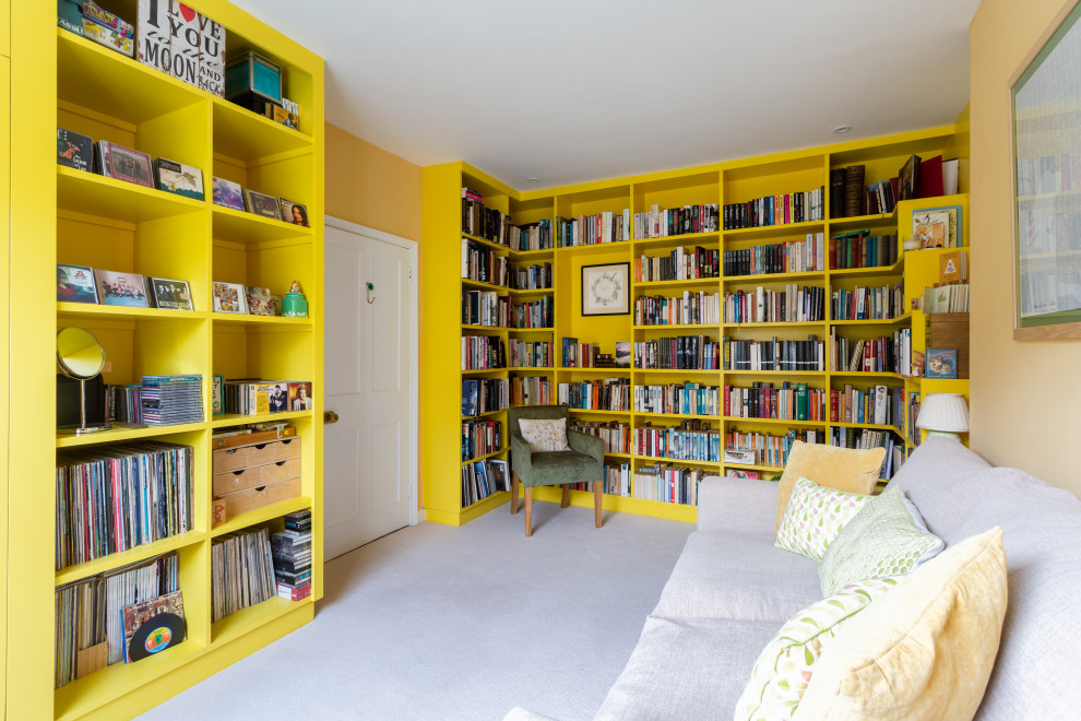 Idéer för att renovera ett mellanstort funkis gästrum, med gula väggar, heltäckningsmatta och beiget golv