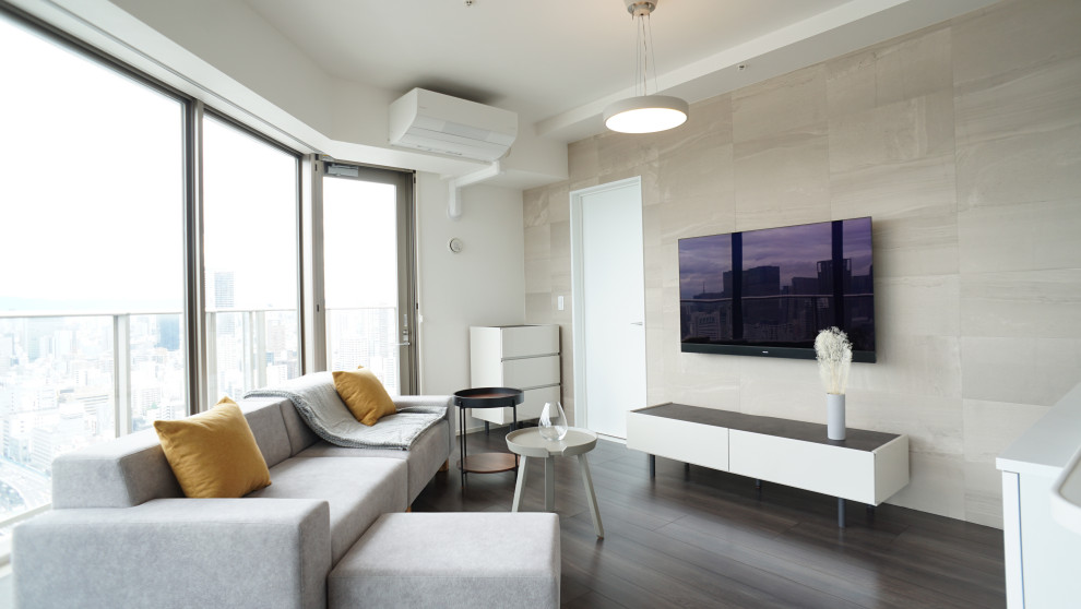 Imagen de salón blanco escandinavo de tamaño medio con paredes beige, televisor colgado en la pared y suelo marrón