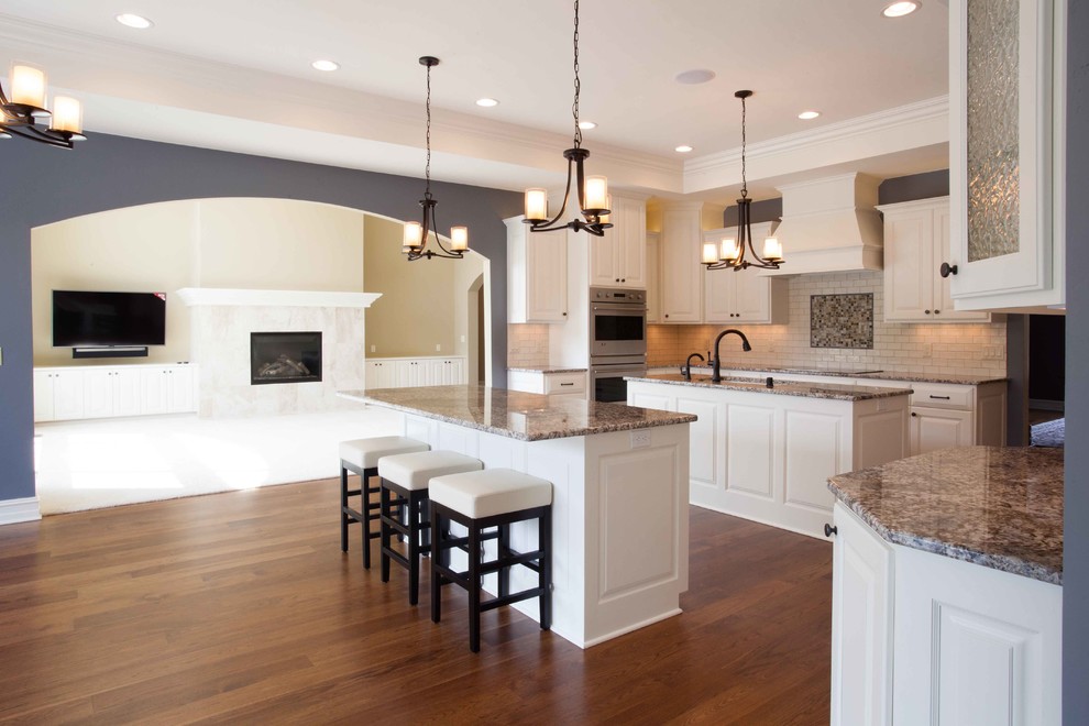 Kitchen - transitional kitchen idea in Milwaukee