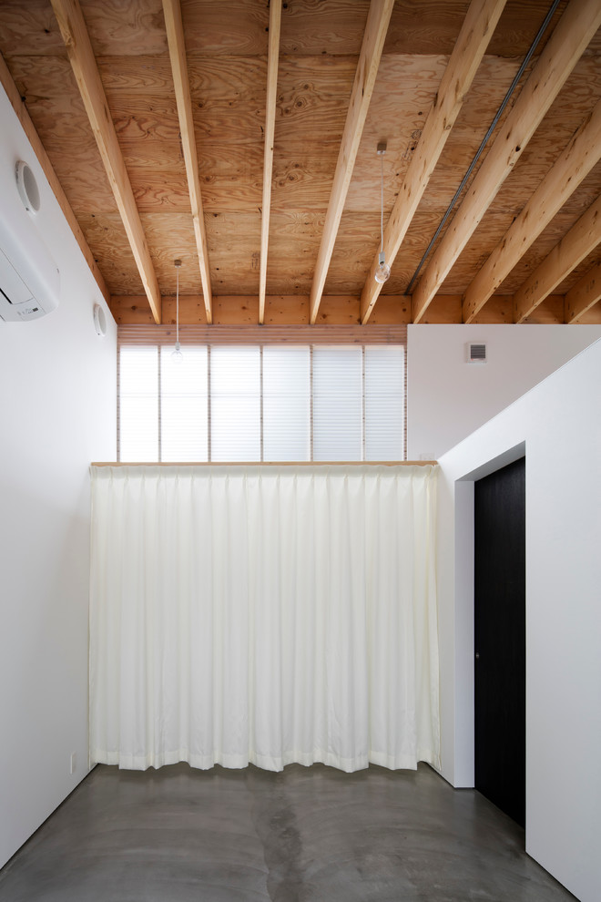 Идея дизайна: хозяйская спальня в стиле лофт с бетонным полом, балками на потолке, обоями на стенах и тюлем