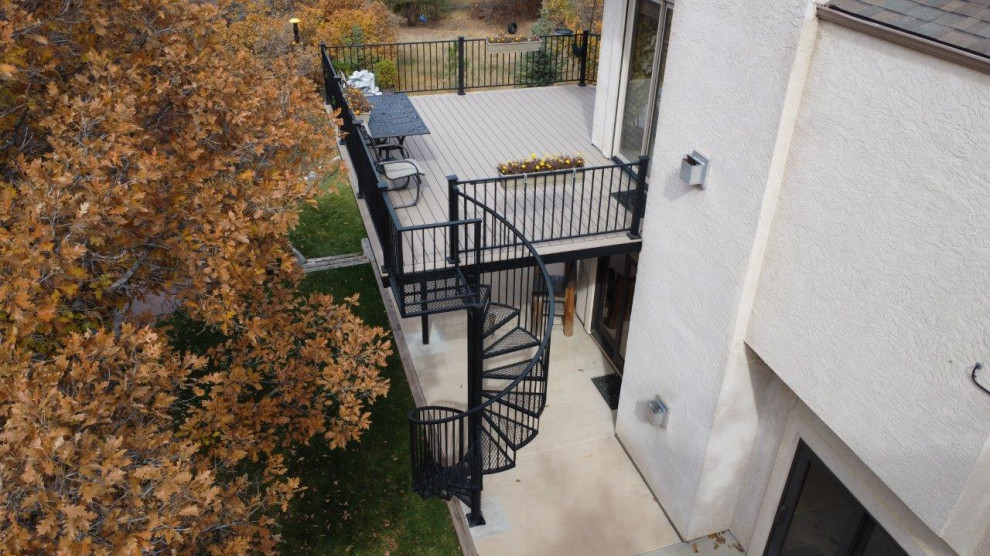 Mid-sized minimalist backyard second story metal railing deck photo with no cover