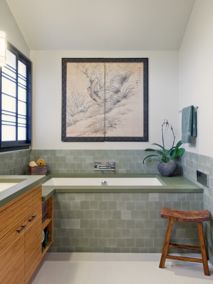 Idée de décoration pour une salle de bain tradition en bois brun avec un placard à porte plane, une baignoire encastrée, un carrelage vert, un mur blanc, un lavabo encastré, un sol blanc, un plan de toilette vert, meuble simple vasque et meuble-lavabo suspendu.