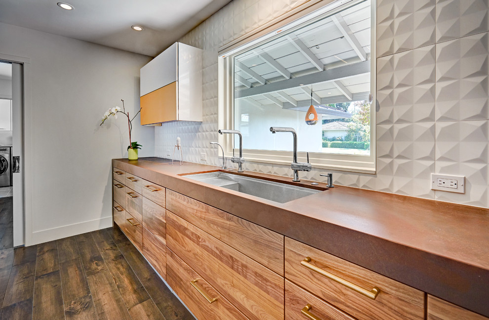This is an example of a medium sized contemporary kitchen in Sacramento.