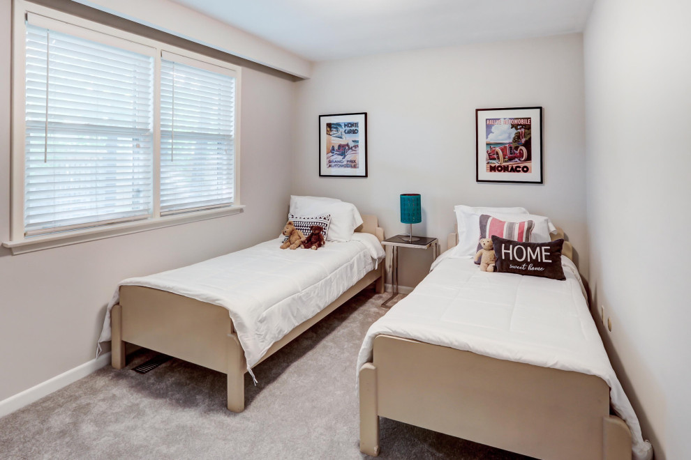 Inspiration for a transitional home design remodel in Toronto