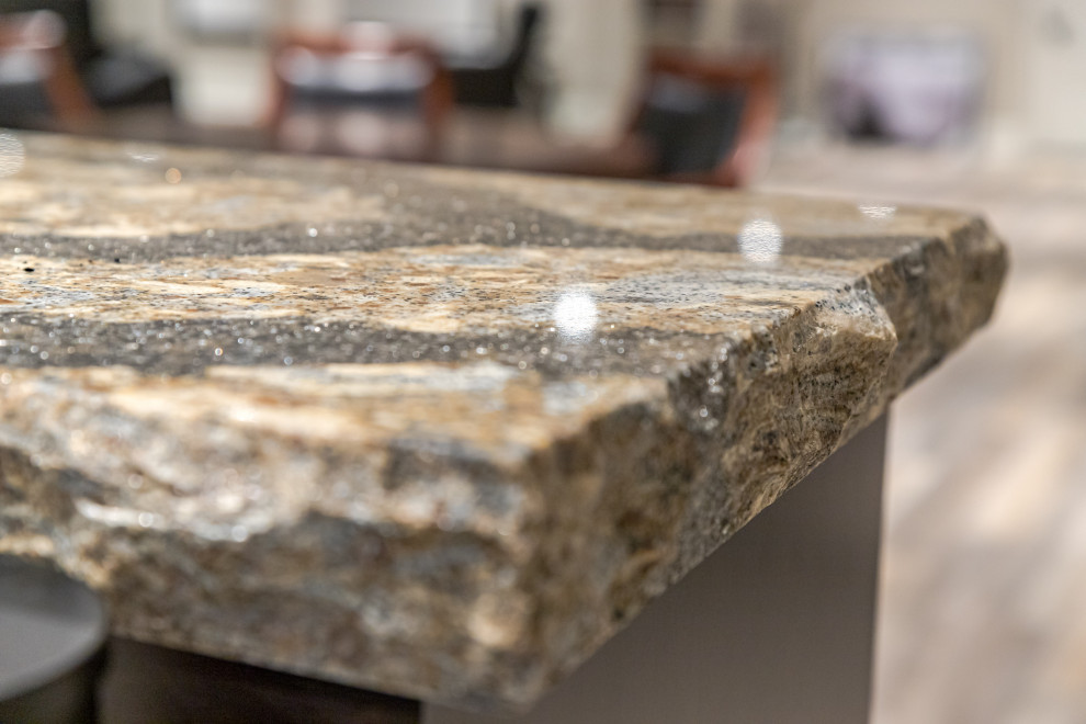 Wet bar - mid-sized traditional wet bar idea in Toronto with quartz countertops