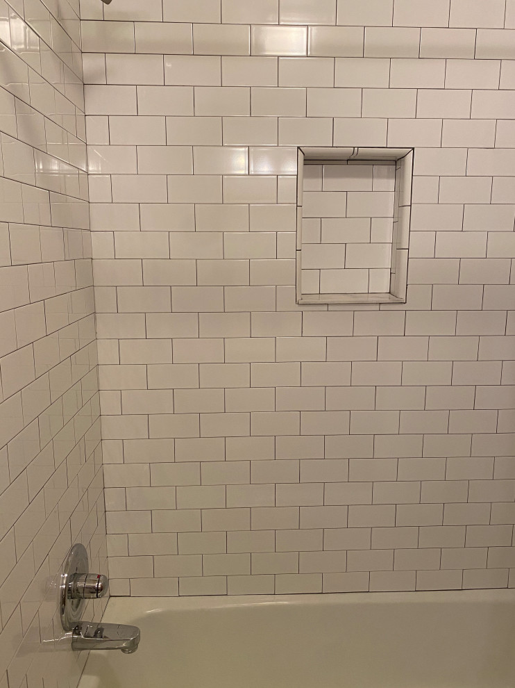 Exemple d'une petite salle de bain chic avec un placard avec porte à panneau encastré, des portes de placard grises, une baignoire en alcôve, un combiné douche/baignoire, WC à poser, un carrelage blanc, un carrelage métro, un mur gris, un sol en marbre, un lavabo posé, un plan de toilette en quartz modifié, un sol gris, une cabine de douche avec un rideau, un plan de toilette blanc, meuble simple vasque et meuble-lavabo encastré.