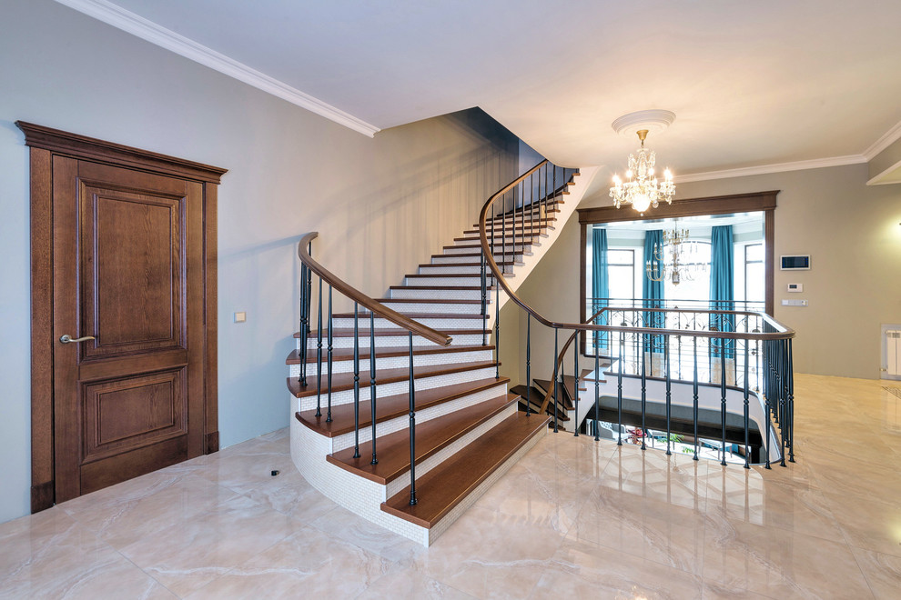 Мебель предметы интерьера в загородном доме.