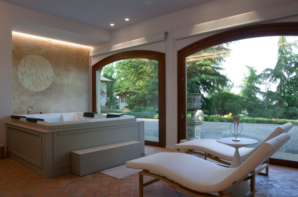 Inspiration pour un grand sauna chalet avec un bain bouillonnant, un mur beige, un sol en brique et un sol orange.