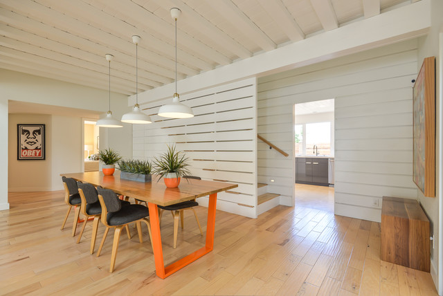 Staging a Midcentury Modern retro-salle-a-manger