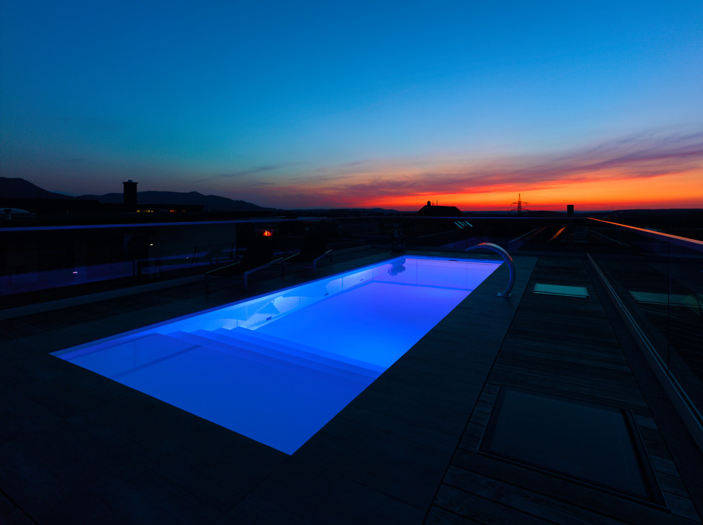 Mittelgroßes Modernes Sportbecken auf dem Dach in rechteckiger Form mit Dielen in Stuttgart