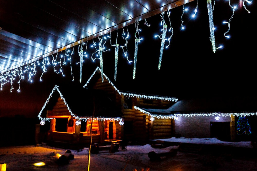 Новогоднее украшение сада и коттеджа