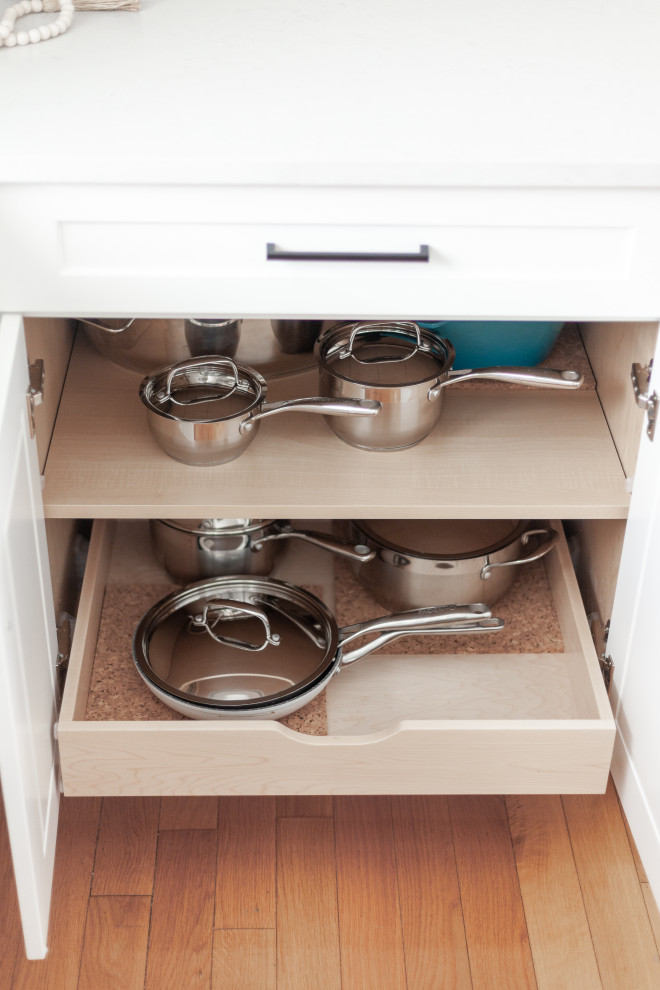 Inspiration for a mid-sized transitional u-shaped light wood floor and brown floor eat-in kitchen remodel in Toronto with an undermount sink, shaker cabinets, white cabinets, quartz countertops, white backsplash, stainless steel appliances, no island and white countertops