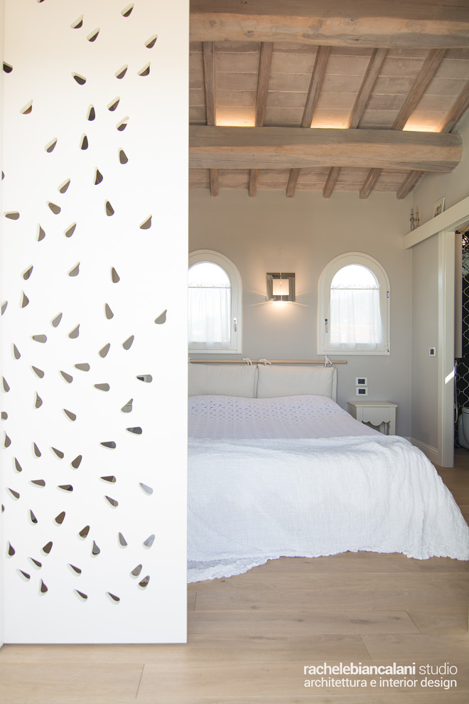 Ispirazione per una piccola camera matrimoniale minimal con pareti beige e parquet chiaro