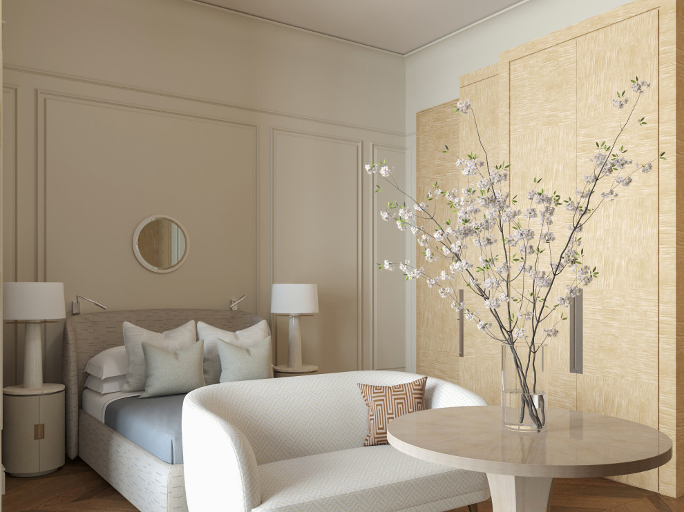 Спальня в доме с арочными окнами.