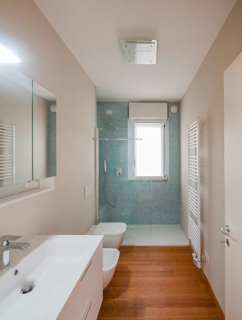 Light blue bathroom with bamboo flooring modern-badezimmer