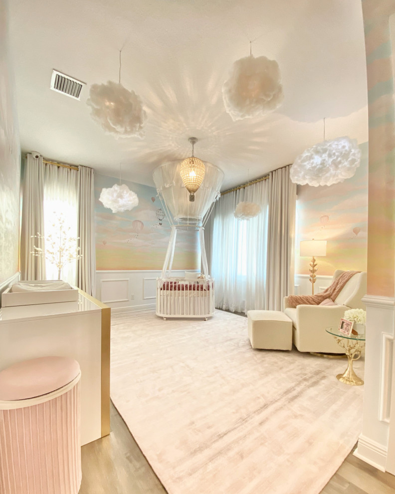 Esempio di una cameretta per neonata minimalista con pareti multicolore