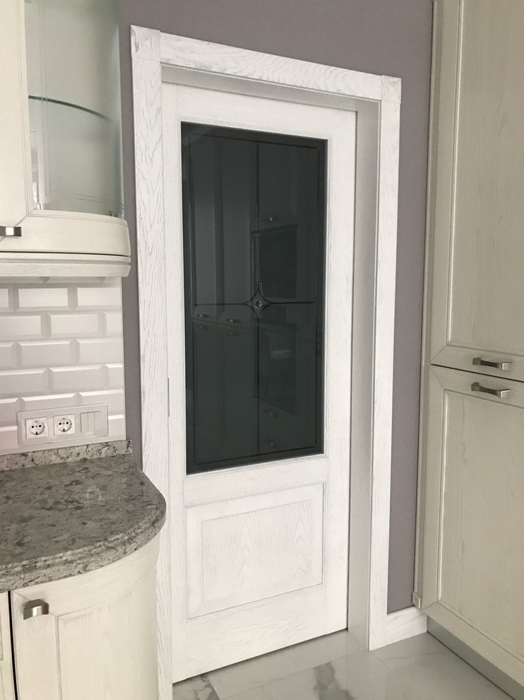 Дверь из массива дуба Belorawood модель Эпир 2 белая дверь с патиной серебо