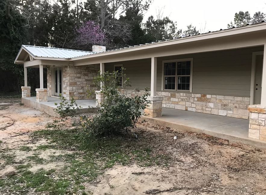 Example of a mountain style home design design in Austin