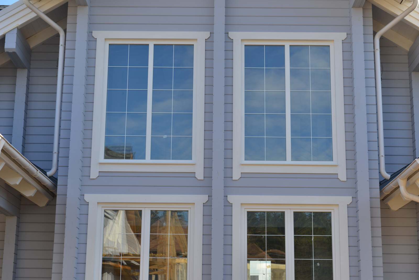 Деревянные окна в домах из клееного бруса