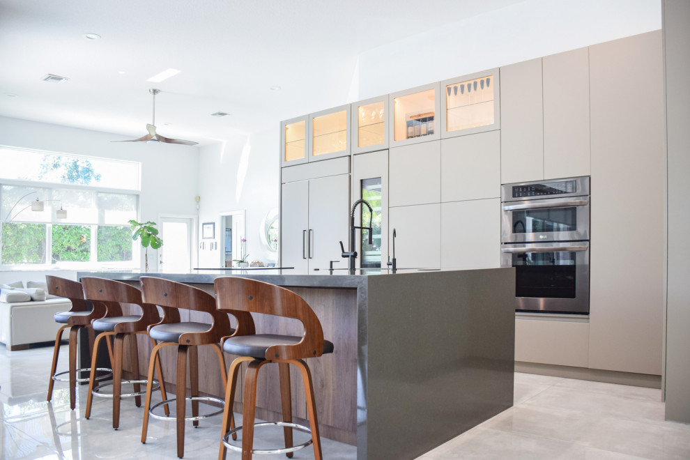 Große Moderne Wohnküche mit offenen Schränken, Rückwand aus Granit und brauner Arbeitsplatte in Sonstige