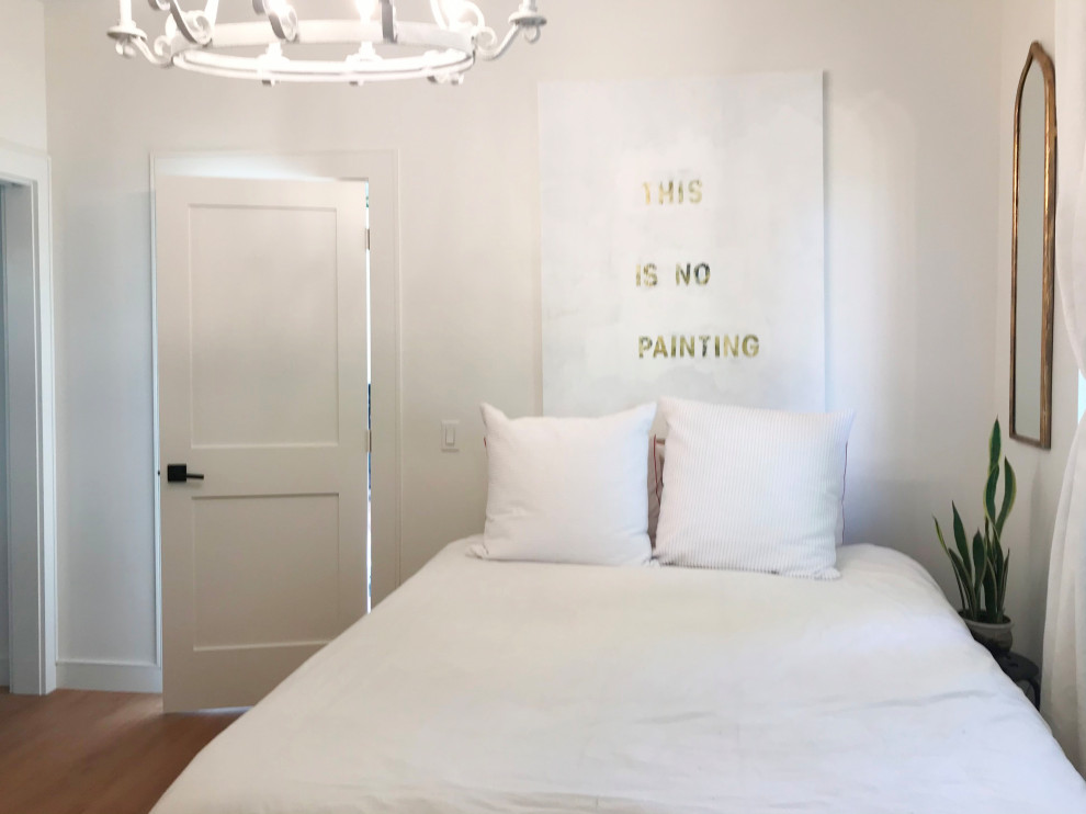 Свежая идея для дизайна: маленькая хозяйская спальня в стиле модернизм с белыми стенами, полом из винила и желтым полом для на участке и в саду - отличное фото интерьера