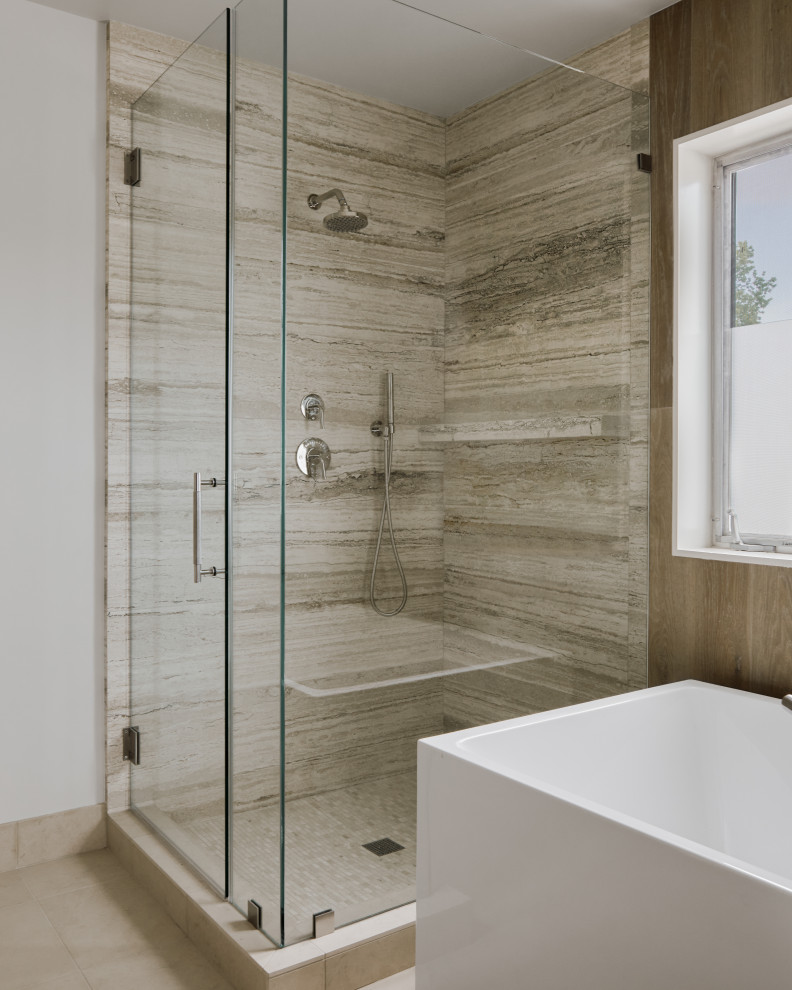 Exemple d'une salle de bain principale moderne de taille moyenne avec une baignoire indépendante, une douche d'angle, un mur multicolore, un sol en calcaire, un sol beige et une cabine de douche à porte battante.
