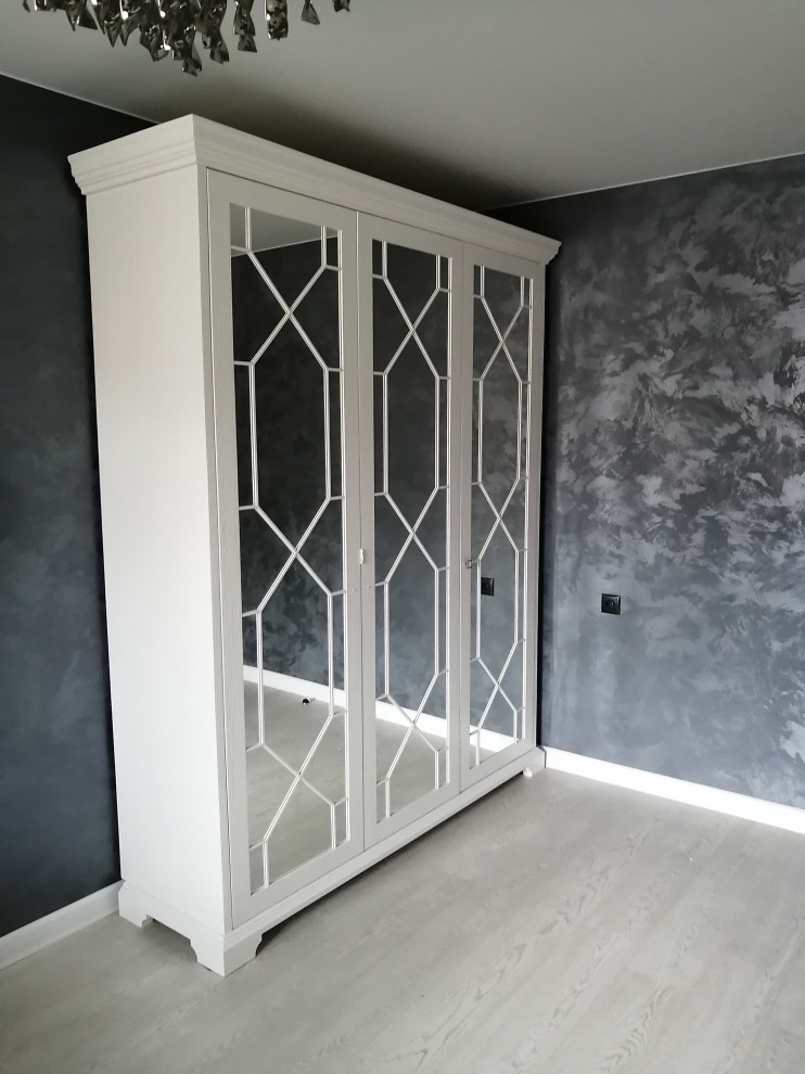 Белый шкаф с зеркалами и накладным декором