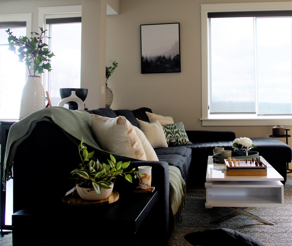 На фото: открытая гостиная комната среднего размера в стиле ретро с серыми стенами, ковровым покрытием, стандартным камином, фасадом камина из камня и телевизором на стене
