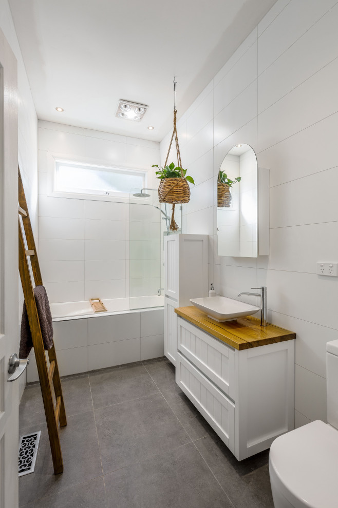 Photo of a beach style bathroom in Melbourne.