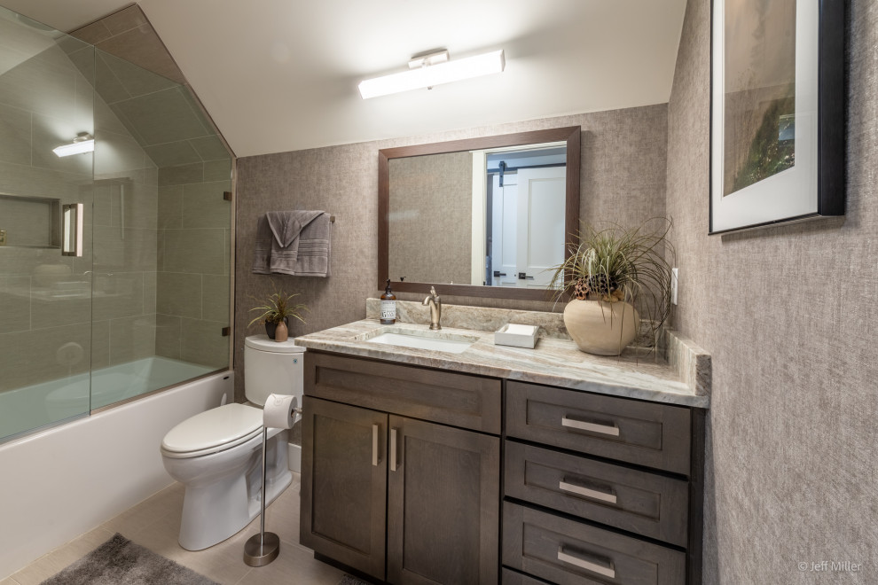 Cette photo montre une petite salle de bain tendance avec un mur marron, un sol en carrelage de céramique, une cabine de douche à porte battante, meuble simple vasque, meuble-lavabo encastré et du papier peint.