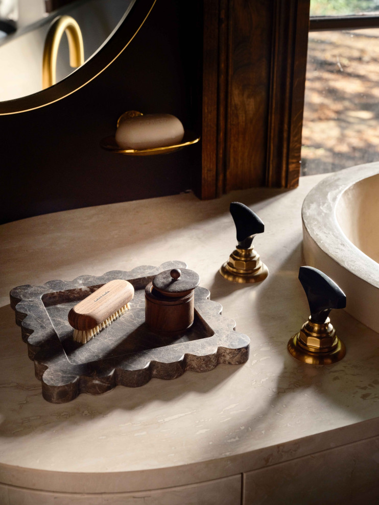Cette photo montre une salle de bain principale chic de taille moyenne avec un mur marron, un plan de toilette en granite, un plan de toilette blanc, meuble-lavabo encastré et une grande vasque.