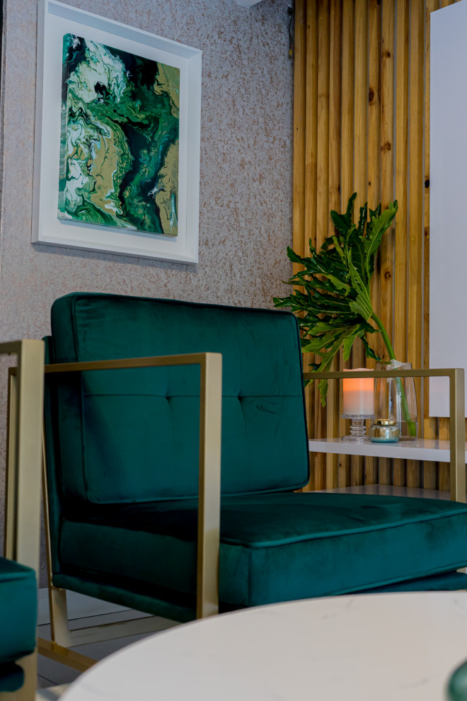 Imagen de salón para visitas abierto moderno pequeño con paredes grises, suelo de baldosas de cerámica, televisor colgado en la pared, suelo blanco y papel pintado