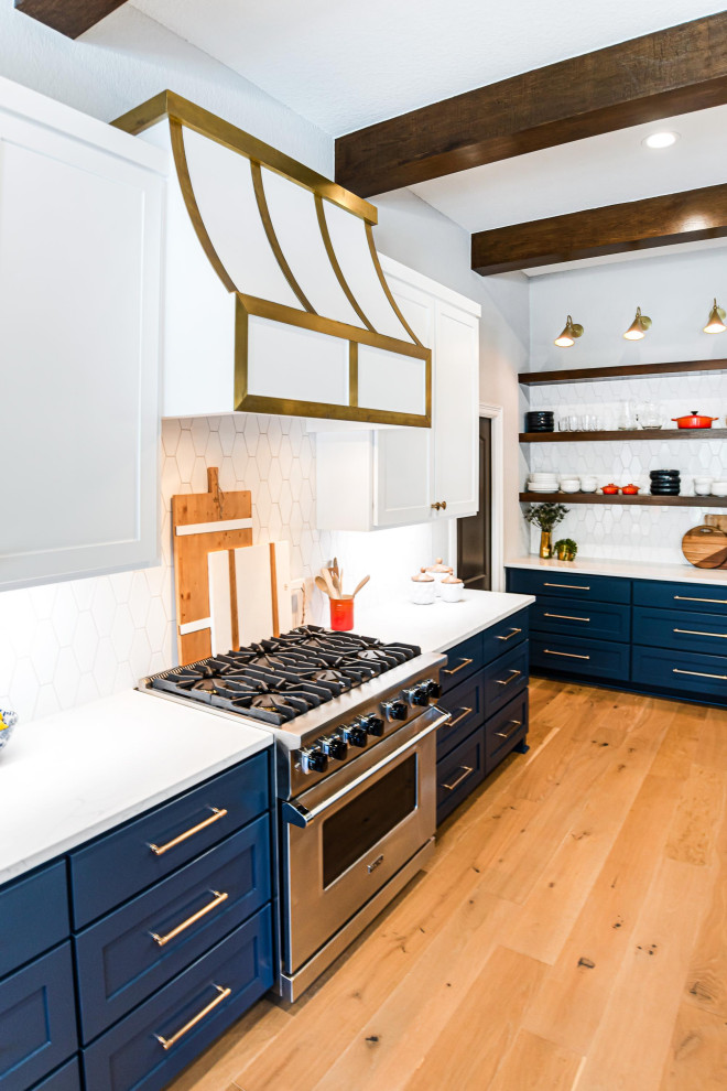 Esempio di un cucina con isola centrale classico con ante blu, paraspruzzi bianco e top bianco