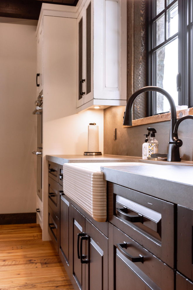 Inspiration for a rustic kitchen remodel in Toronto