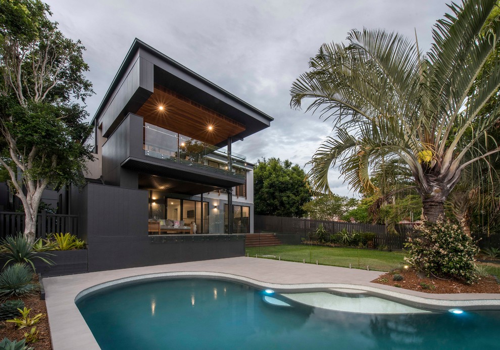 Design ideas for a contemporary custom-shaped pool in Brisbane.