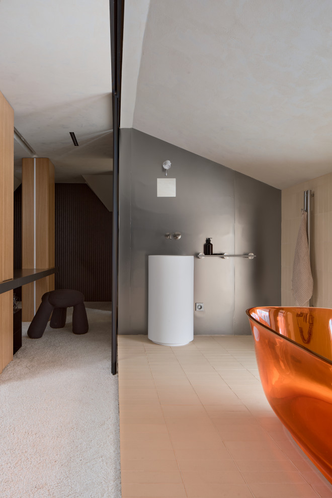 Спальня с прозрачной ванной