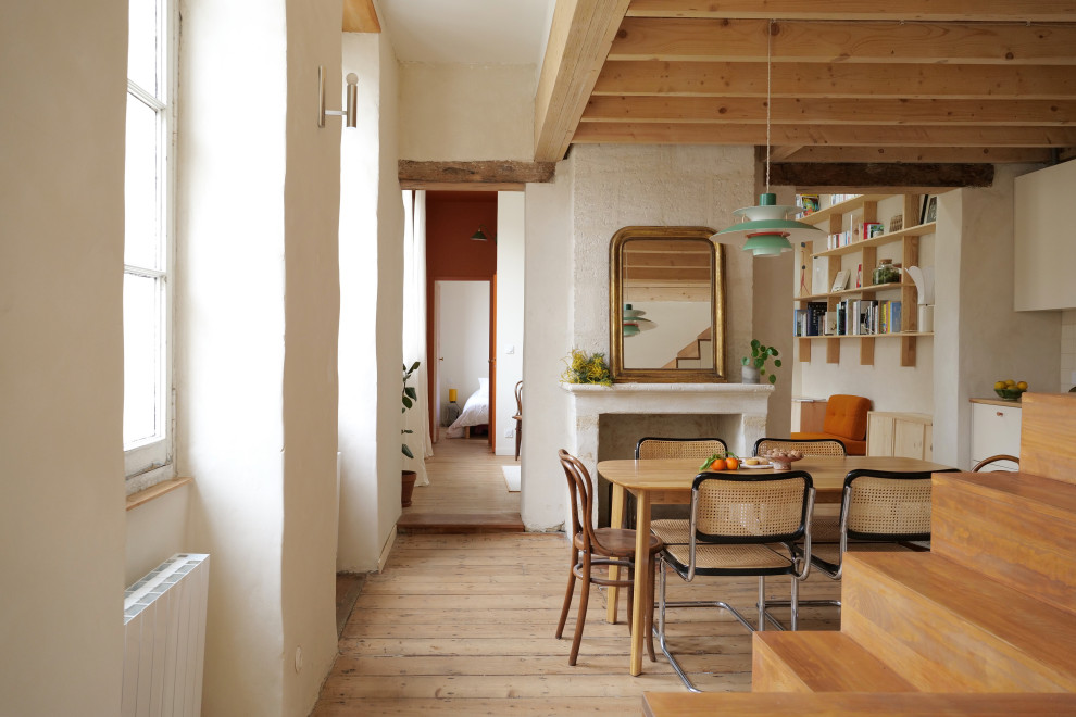 Exemple d'une salle à manger rétro avec un mur beige, un sol en bois brun, un sol marron et poutres apparentes.