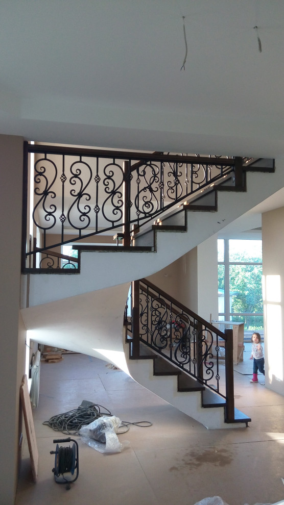 Лестница "в темном" с кованым ограждением (облицовка)