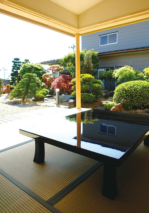 Foto de jardín de estilo zen de tamaño medio en patio delantero con jardín francés, exposición total al sol y piedra decorativa