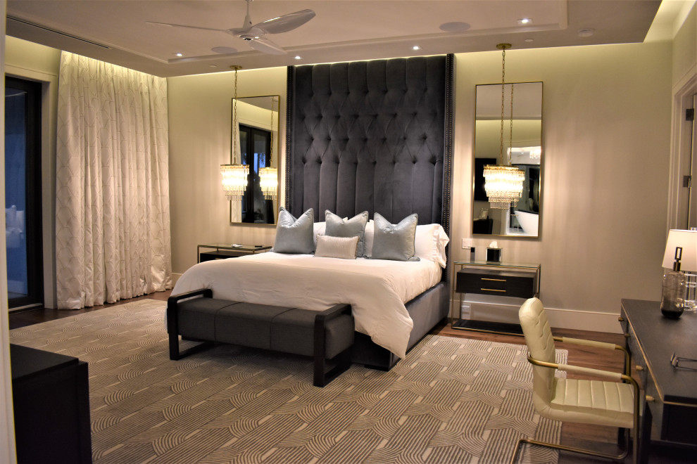 Foto de dormitorio principal actual grande con paredes grises, suelo de madera en tonos medios, suelo gris y bandeja