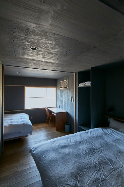 ロッジの宿泊室は建具で2室に仕切れる asiatico-dormitorio