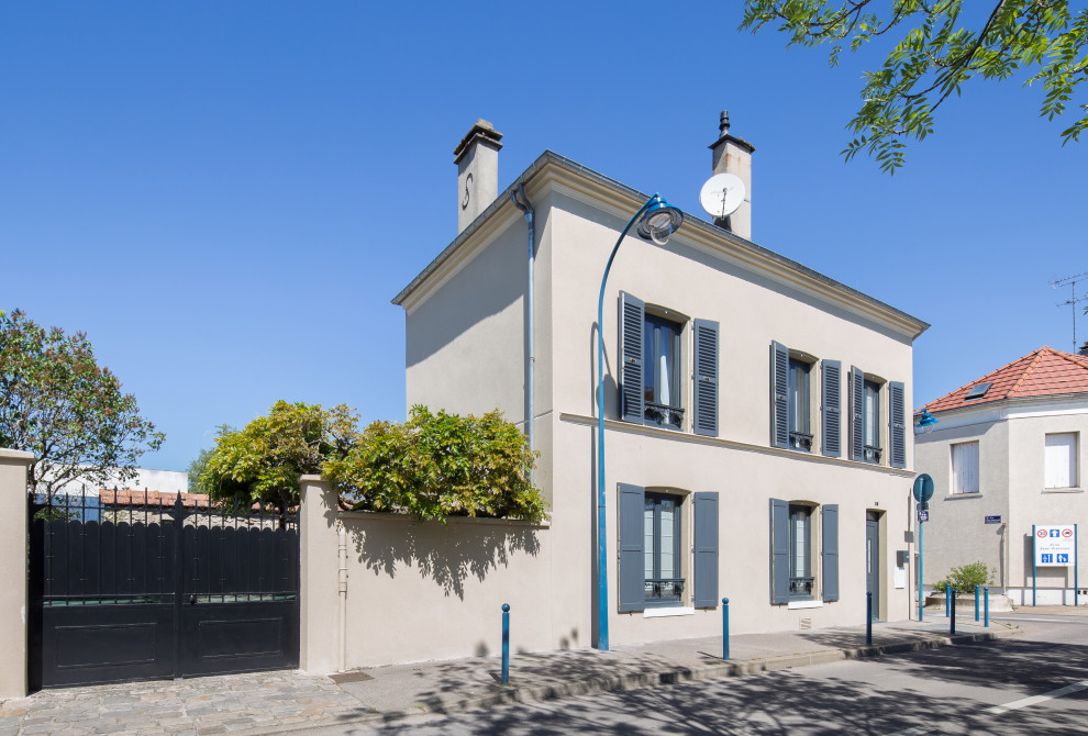 Diseño de fachada de casa pareada beige contemporánea de tamaño medio de tres plantas