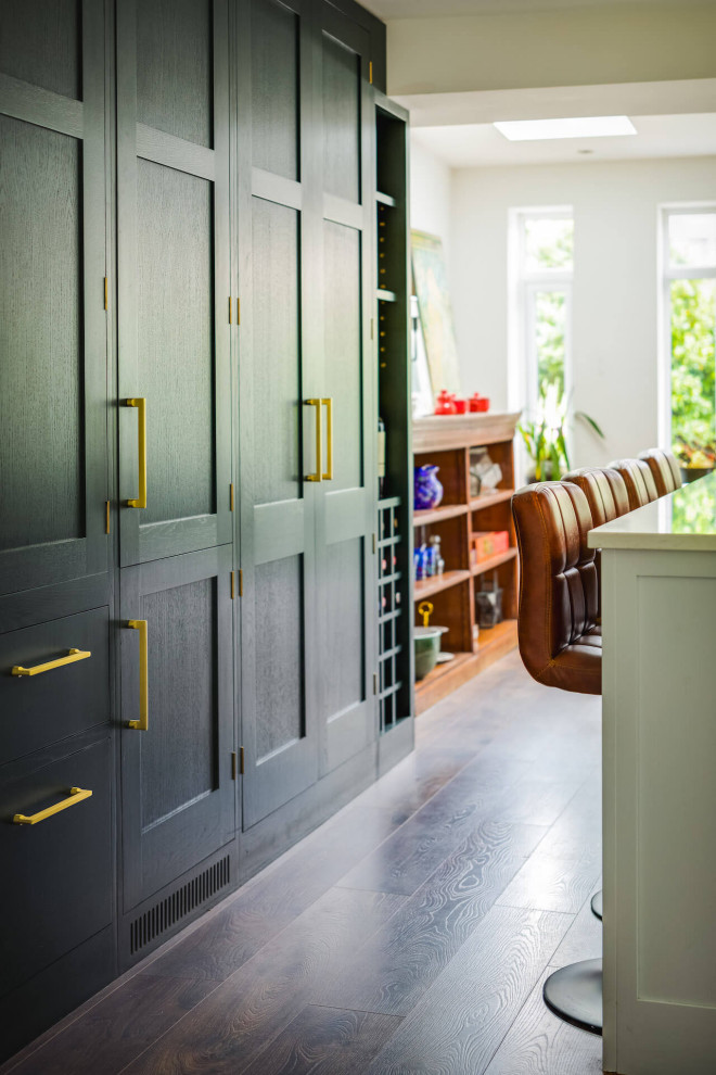 Zweizeilige, Mittelgroße Klassische Wohnküche mit Schrankfronten im Shaker-Stil, grünen Schränken, Kücheninsel und weißer Arbeitsplatte in London