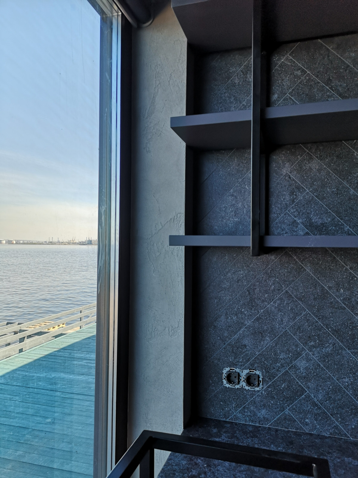 Частный дом на берегу залива. Отделка декоративной штукатуркой