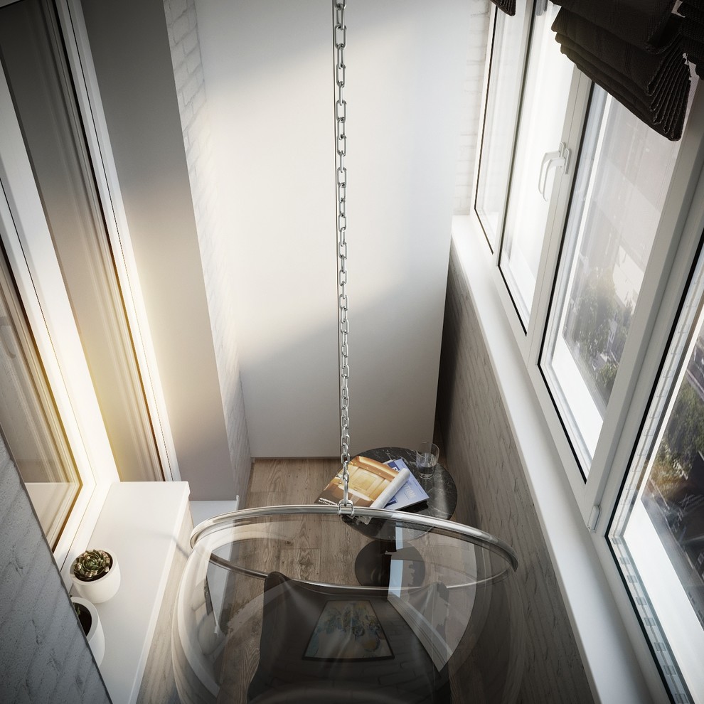 На небольшом балконе спланировали зону хранения и отдыха.