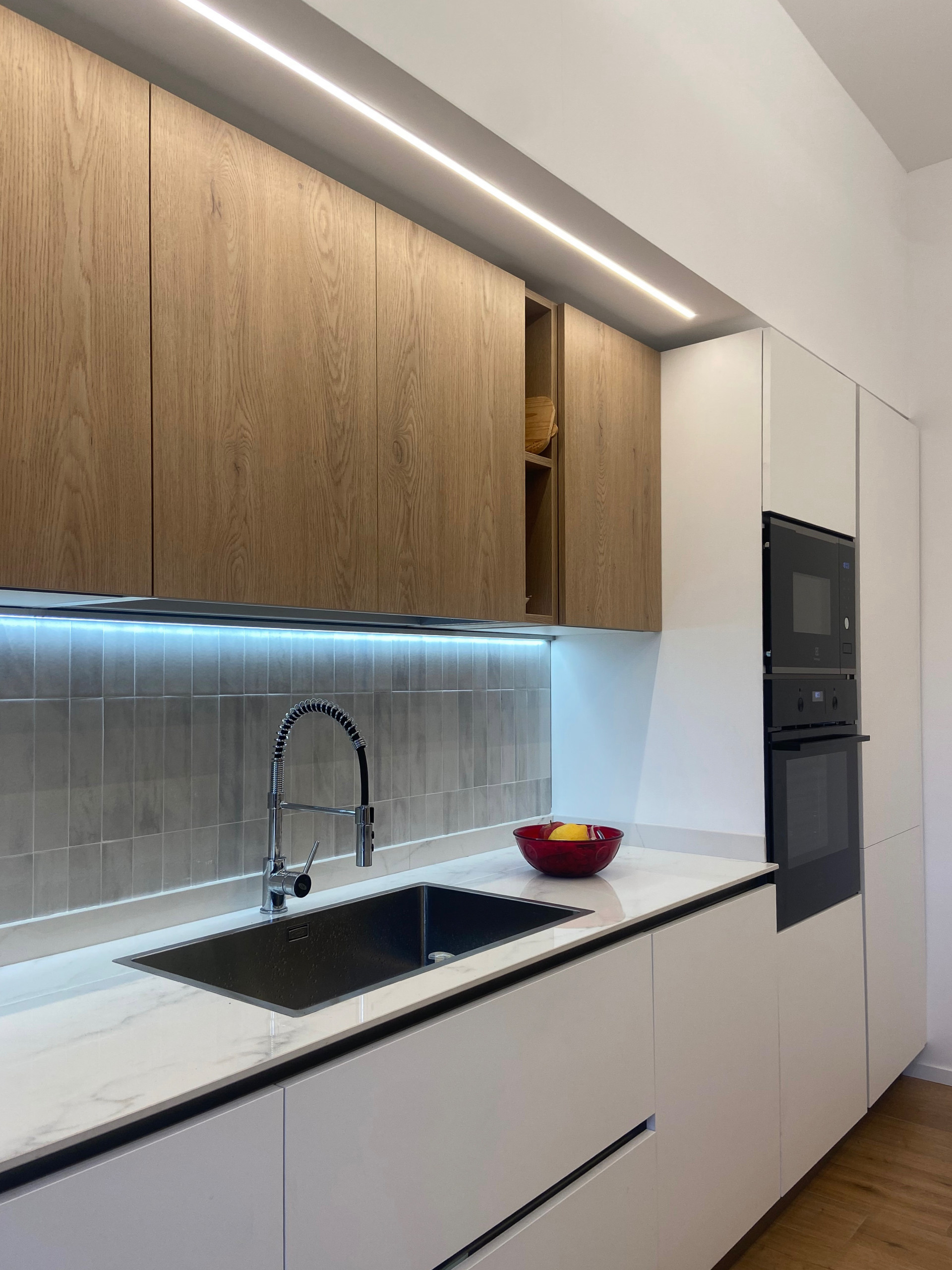 Quattro vetrate industriali nel living