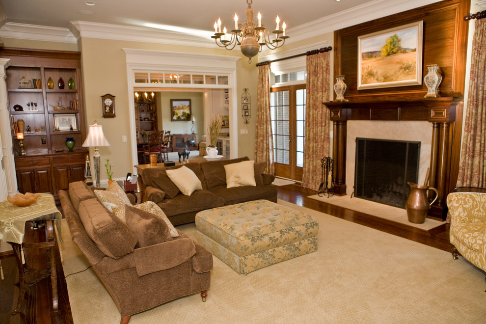 This is an example of a traditional family room in Nashville.